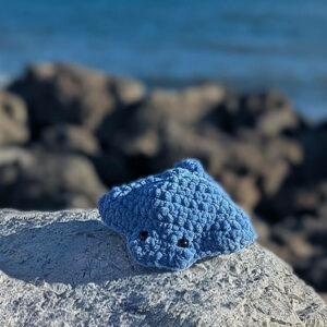 peluche raie manta fait à la main au crochet