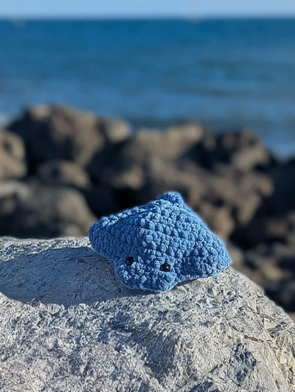 peluche raie manta fait à la main au crochet