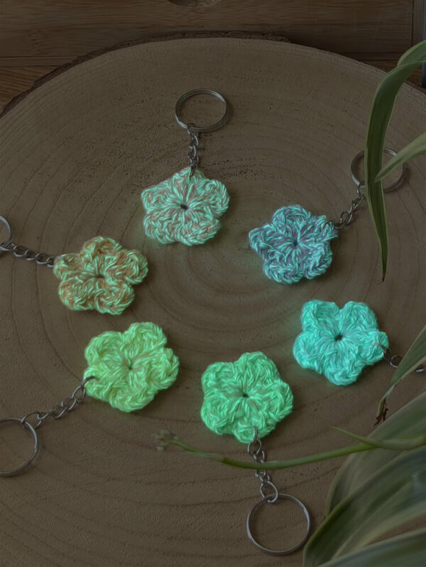 porte clé phosphorescent fleur fait main au crochet