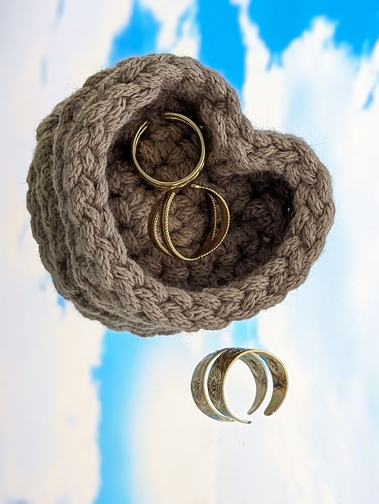 Panier vide poche cœur fait main au crochet