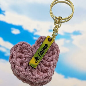 Porte clé cœur avec message fait à la main en crochet. Le parfait cadeau de Saint-Valentin