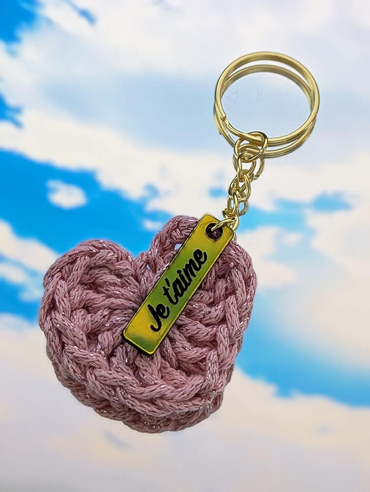 Porte clé cœur avec message fait à la main en crochet. Le parfait cadeau de Saint-Valentin
