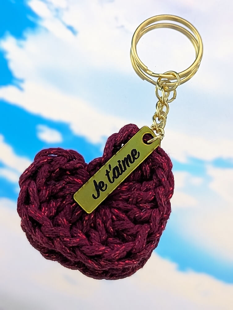 Porte clé cœur avec message fait à la main en crochet. Le parfait cadeau de Saint-Valentin