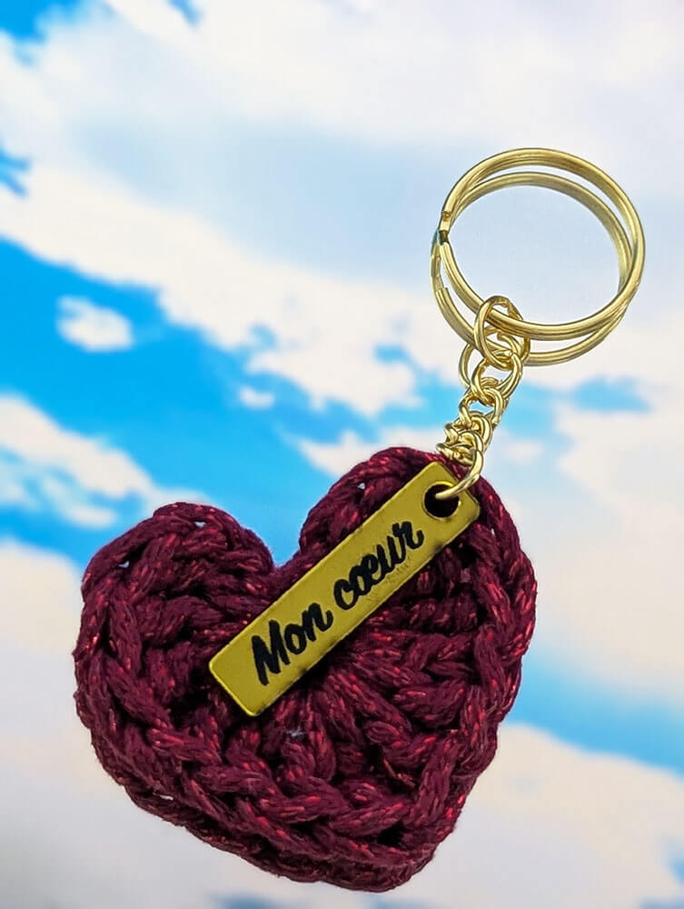 Porte clé cœur avec message fait à la main en crochet. Le parfait cadeau de Saint-Valentin