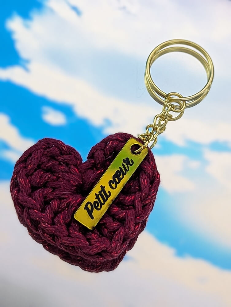 Porte clé cœur avec message fait à la main en crochet. Le parfait cadeau de Saint-Valentin